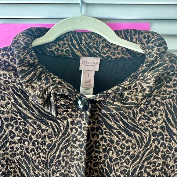 Chico’s Easywear Swing Jacket Size 1 Medium Animal Print Button Foil Wire Collar - Picture 2 of 9